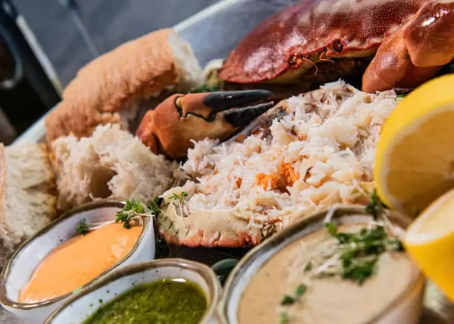 Hel kokt krabbe med dip