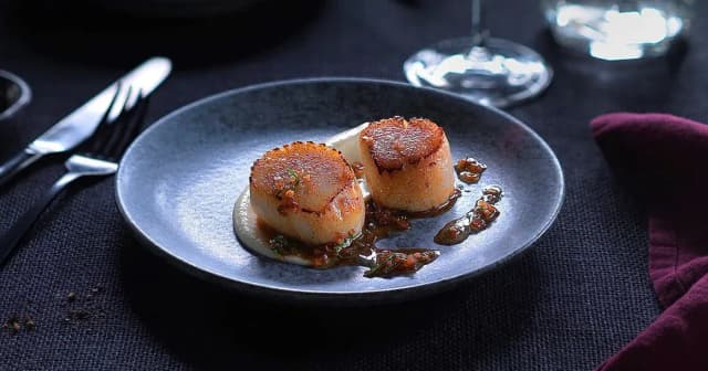 Smørstekte kamskjell på blomkålpuré