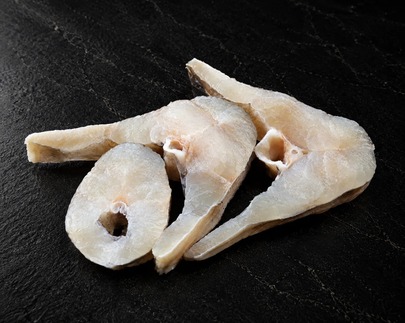 Lutefisk i koteletter fra Havøyet, klar til salting og steking i ovn