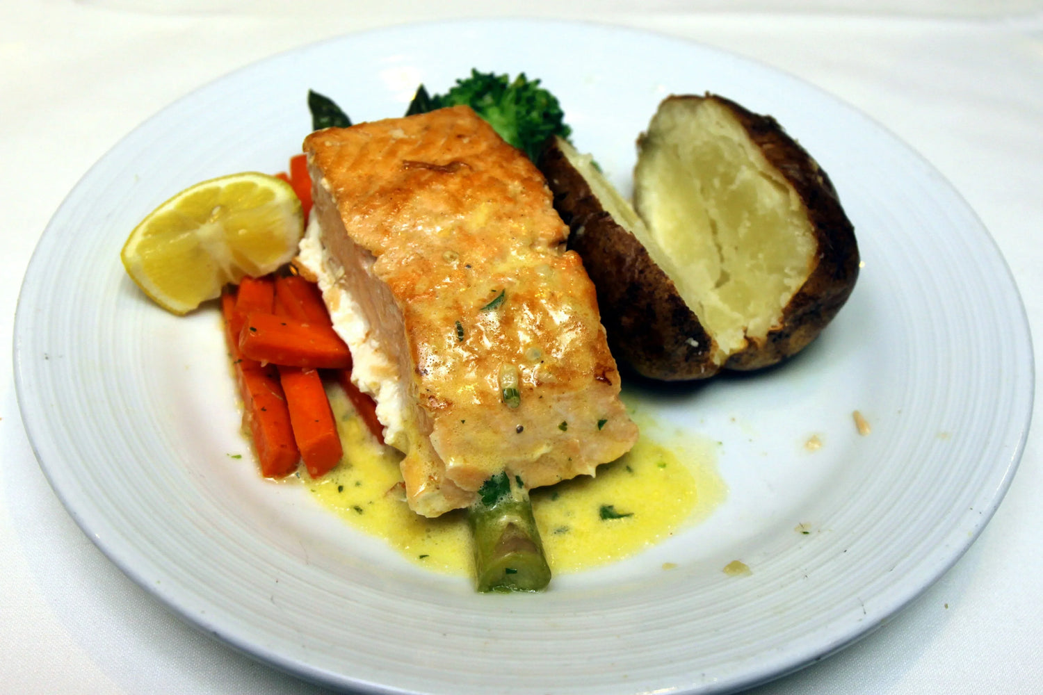 Grillet laksefilet med sitron og urter