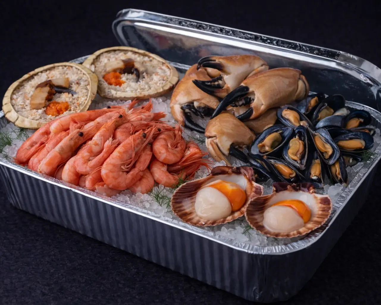 Skalldyrkasse fra Havøyet. Inneholder ferske reker, ferske sjøkreps, ferske krabbeklør, ferske blåskjell og ferske kamskjell. Denne skalldyrkassen blir levert hjem på døren til alle i Bergen og omegn. 